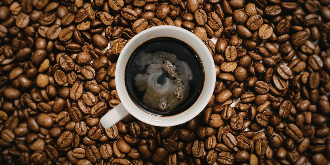 Taza de café sobre báscula de precisión para medir la dosis
