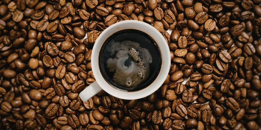 Taza de café sobre báscula de precisión para medir la dosis