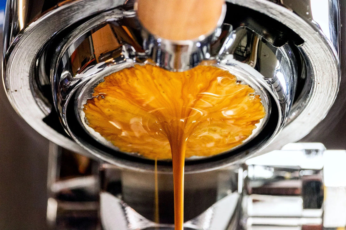 Extracción de espresso con channeling visible desde portafiltro sin fondo