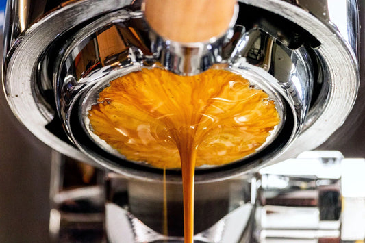 Extracción de espresso con channeling visible desde portafiltro sin fondo