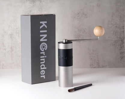 KINGrinder K2 plateado con su caja y el pincel de limpieza