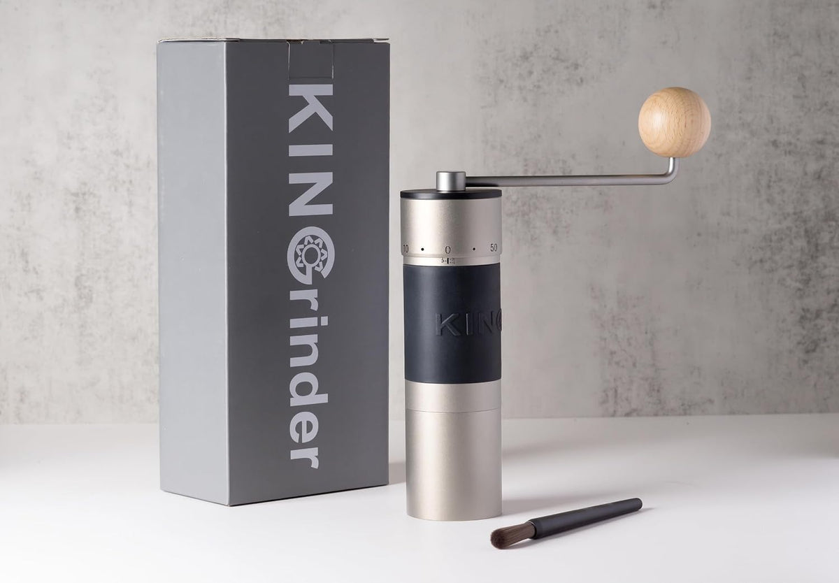 KINGrinder K6 plateado con su caja y el pincel de limpieza