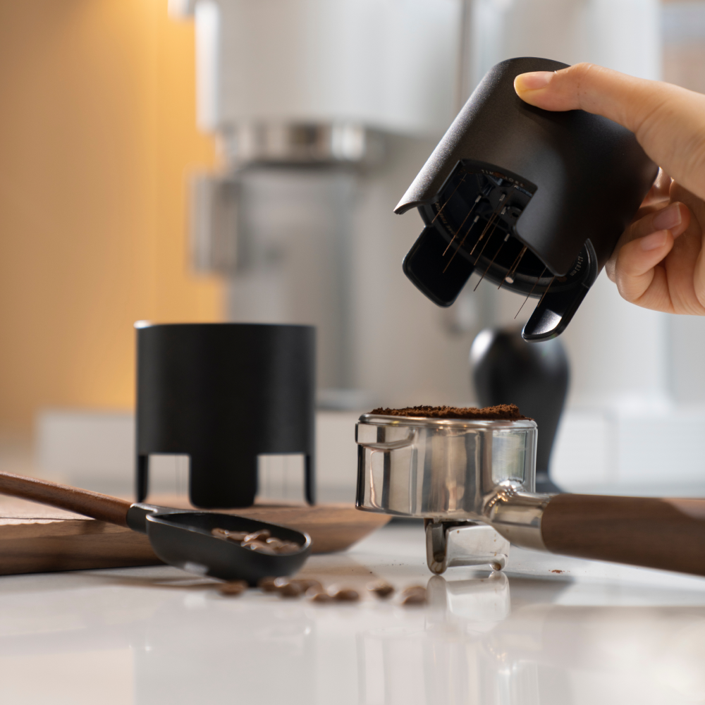 Timemore Autospin al levantarlo, con el café ya distribuido en el portafiltro