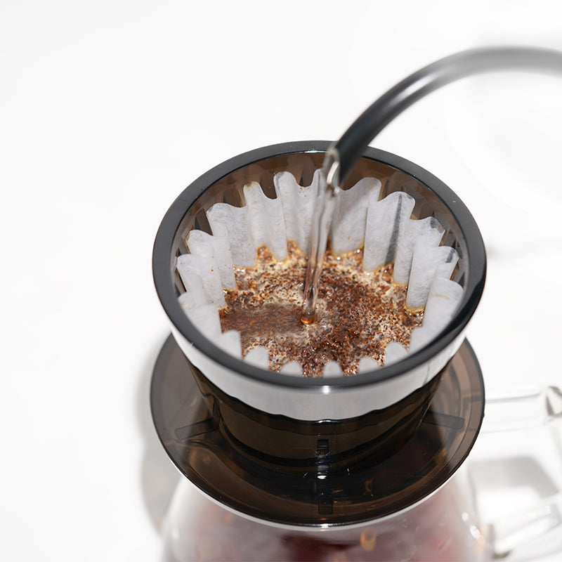 Vertido de agua sobre café en el B75 ámbar negro
