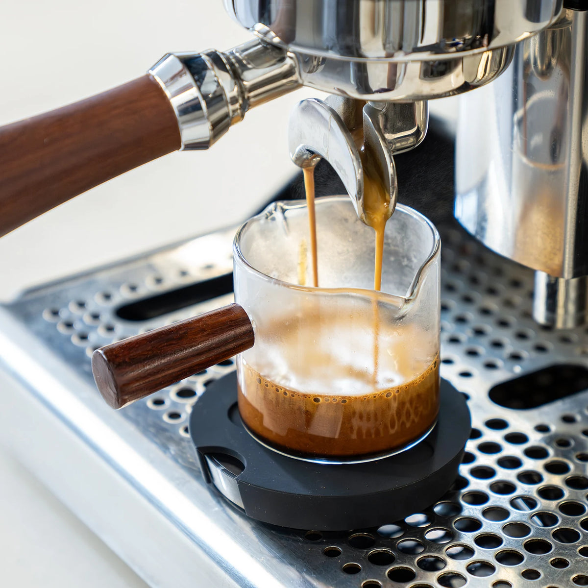 Timemore Dot bajo una taza durante una extracción de espresso