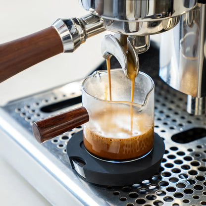 Timemore Dot bajo una taza durante una extracción de espresso
