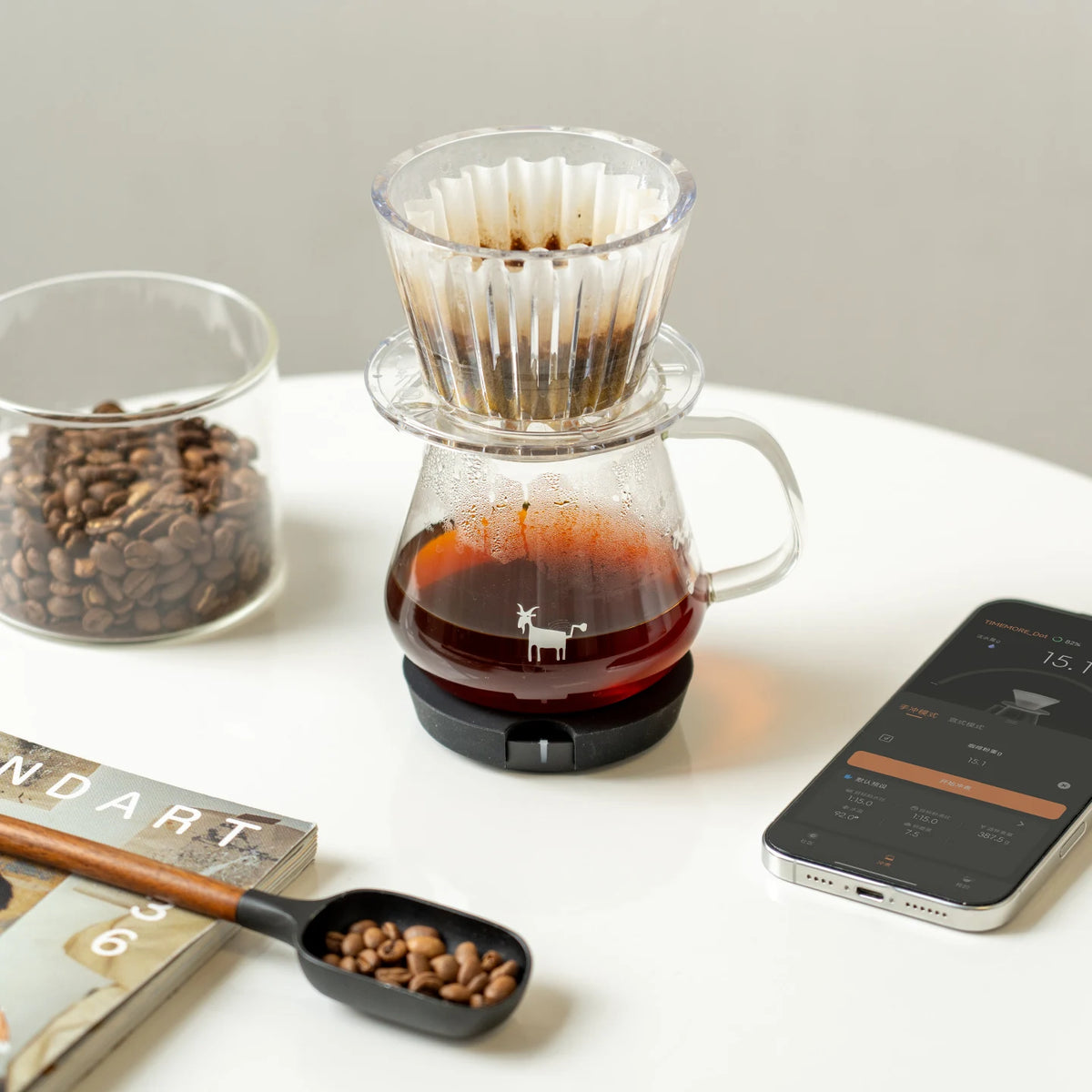 Preparación de café filtrado con servidor, Timemore Dot y teléfono