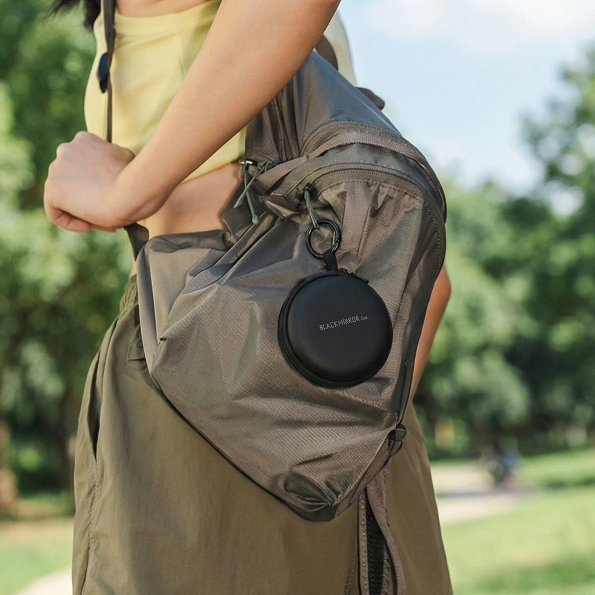 Estuche de transporte Black Mirror Dot sujeto a una mochila