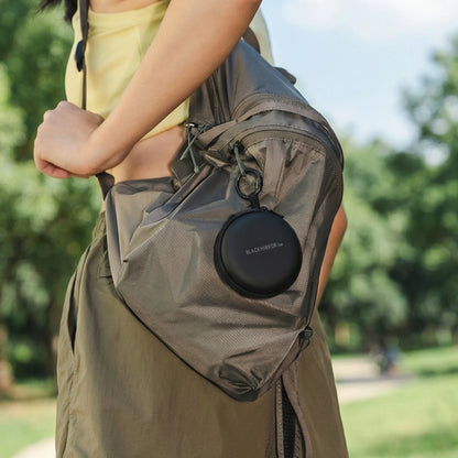 Estuche de transporte Black Mirror Dot sujeto a una mochila
