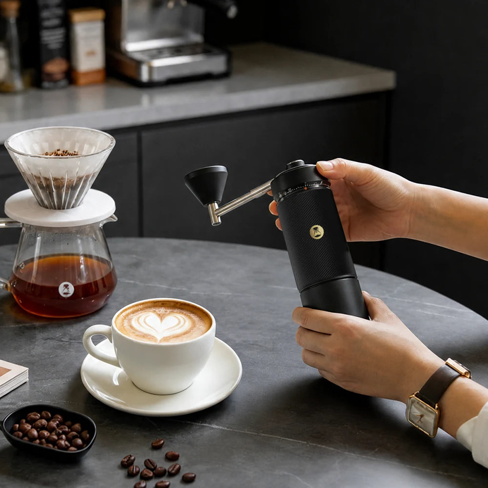 Persona moliendo café con el Timemore Chestnut S5 Pro en la cocina