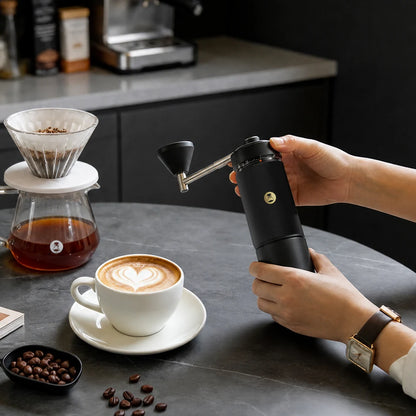 Persona moliendo café con el Timemore Chestnut S5 Pro en la cocina