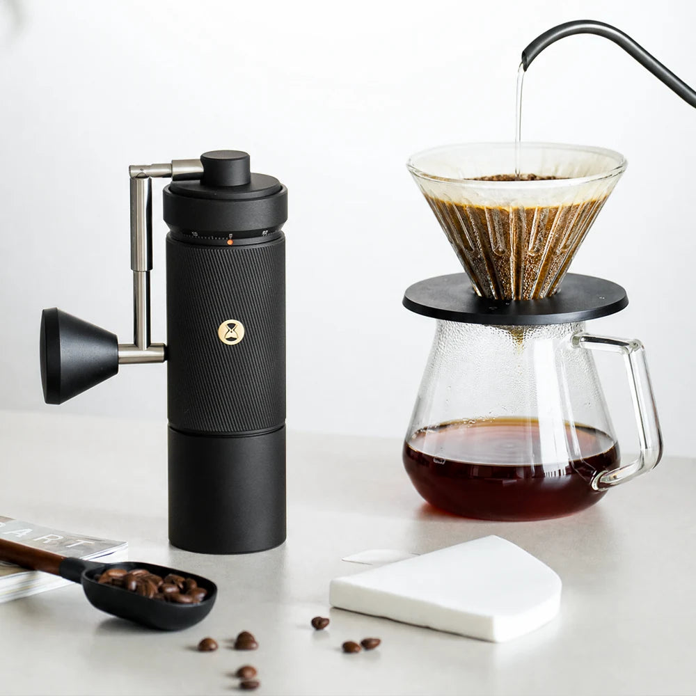 Timemore Chestnut S5 Pro junto a un dripper y una jarra mientras se vierte agua