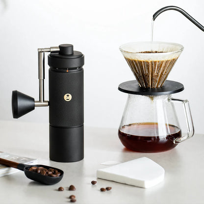 Timemore Chestnut S5 Pro junto a un dripper y una jarra mientras se vierte agua