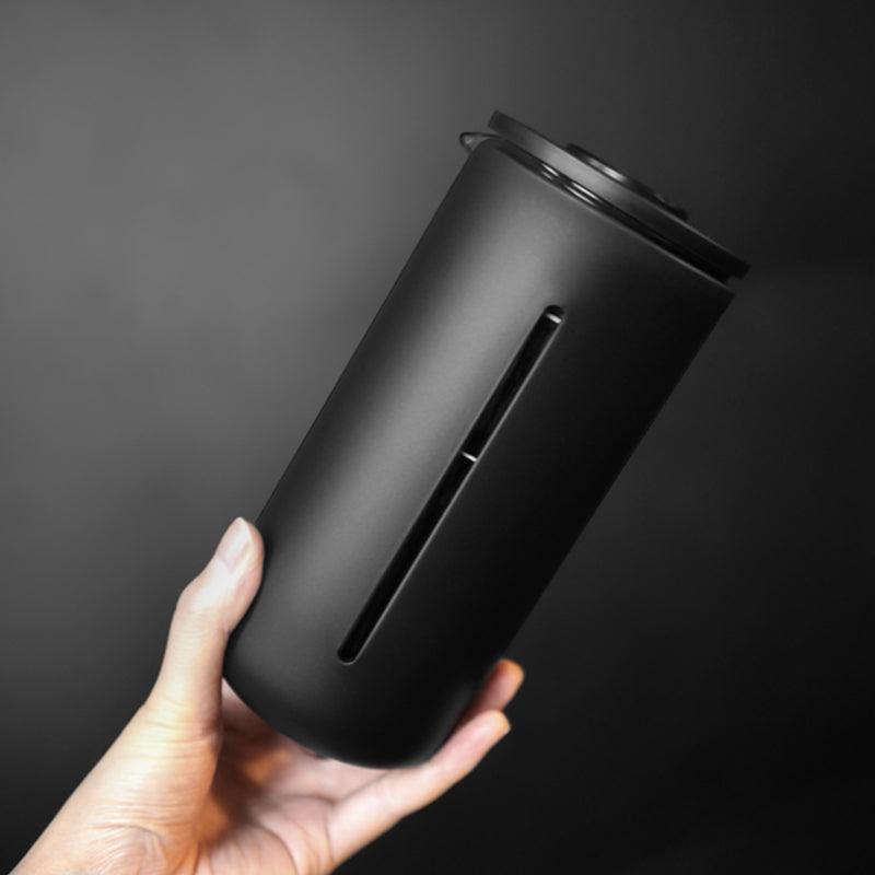 U French Press en la mano, referencia de tamaño