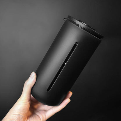 U French Press en la mano, referencia de tamaño