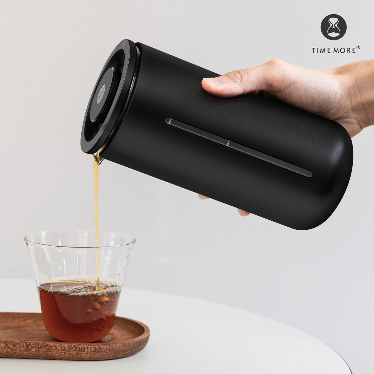 Sirviendo café desde la U French Press negra